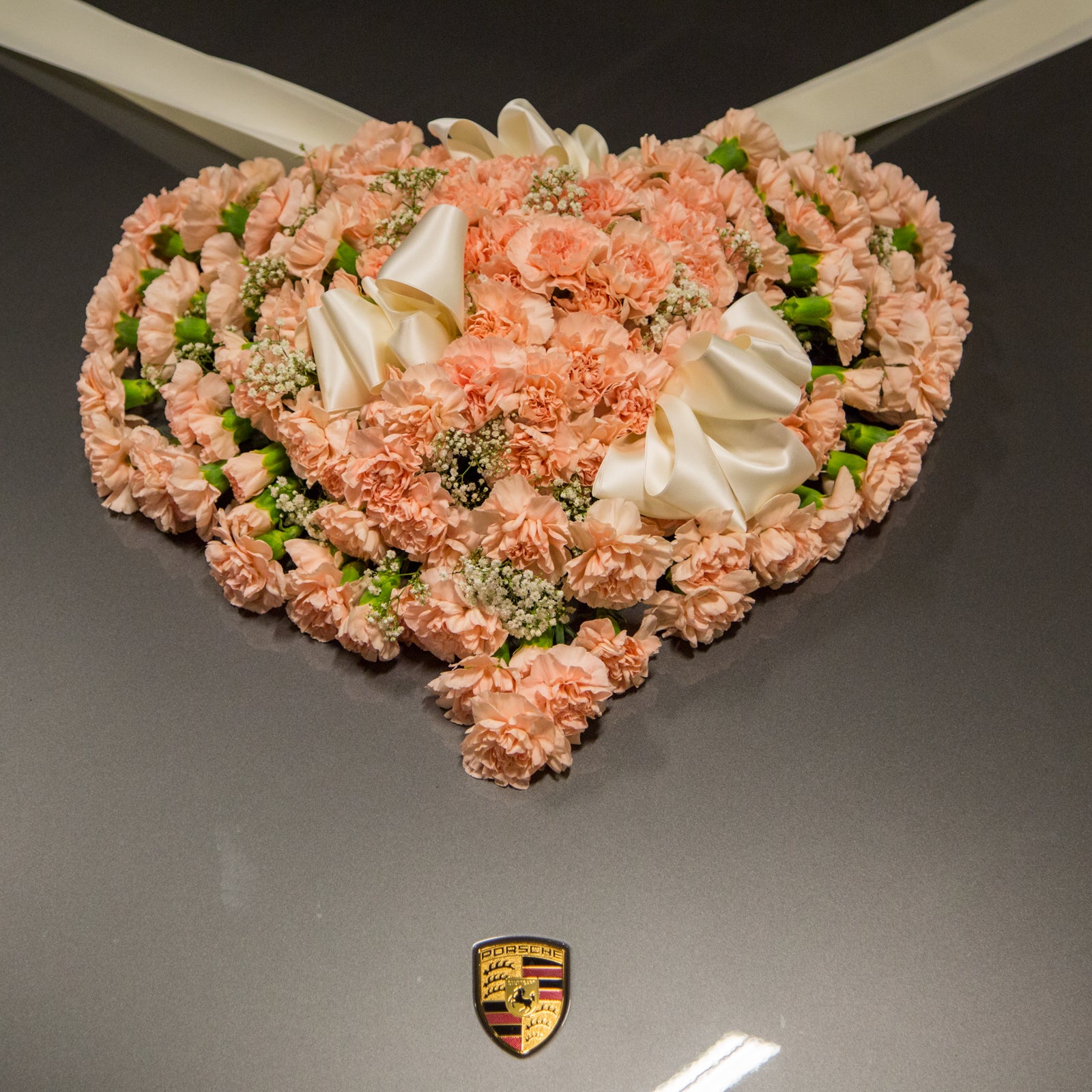 Kukkakoriste konepellille